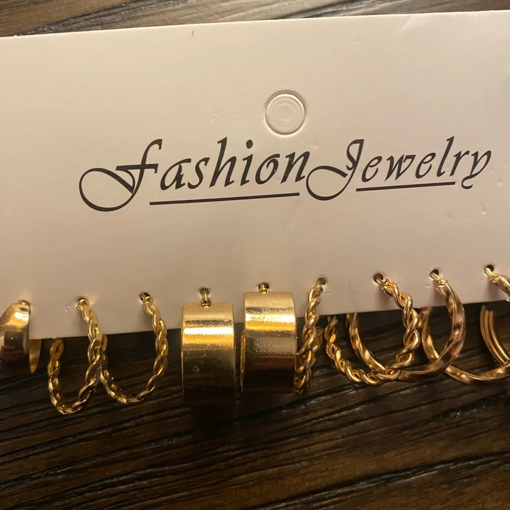 NEW fashion earrings set.